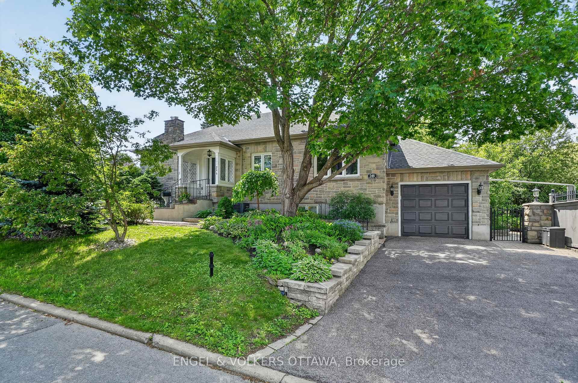 246 Mountbatten Avenue, Alta Vista and Area, ON K1H 7L8