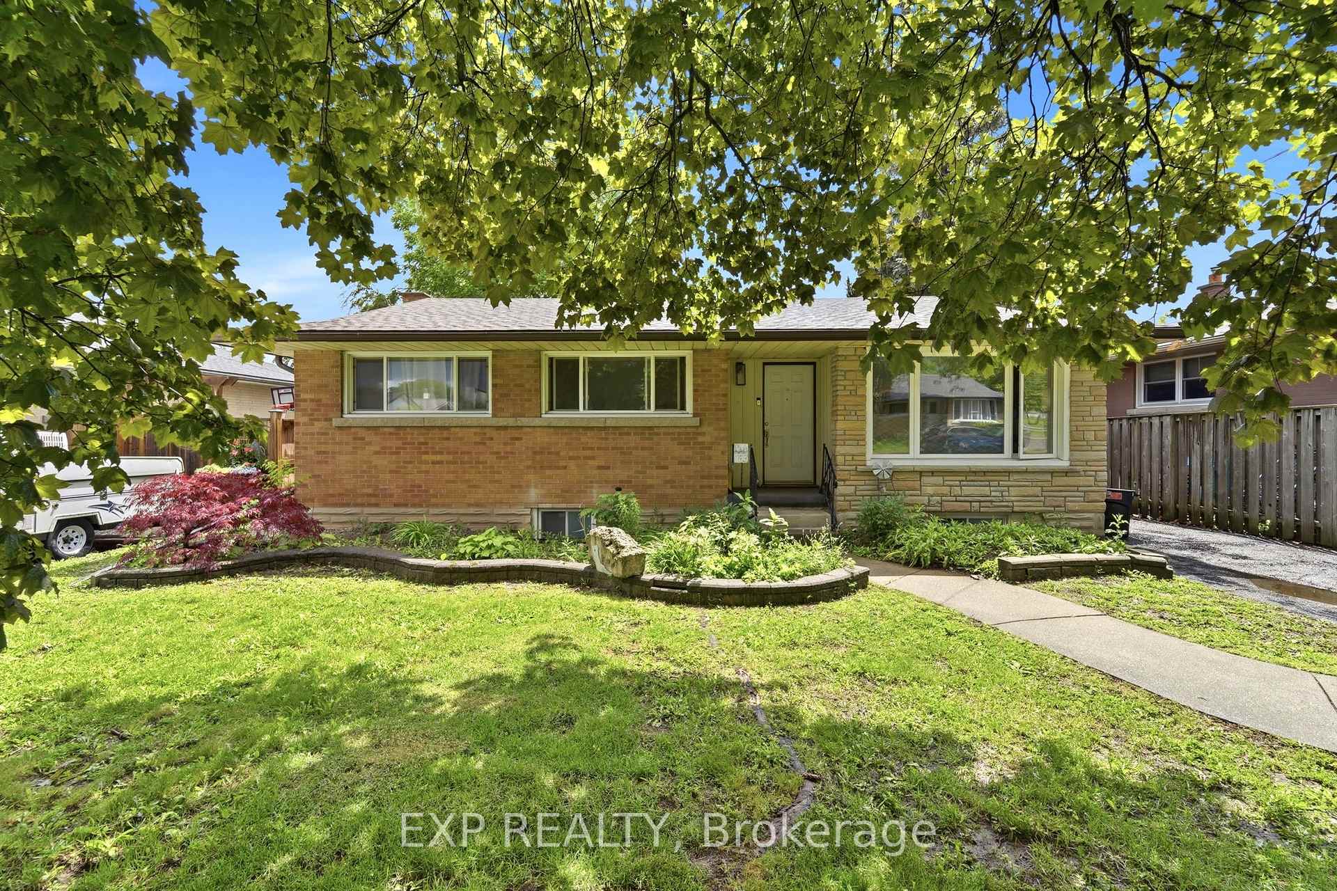 133 Kingslea Drive MAIN, Hamilton, ON L8T 4A7