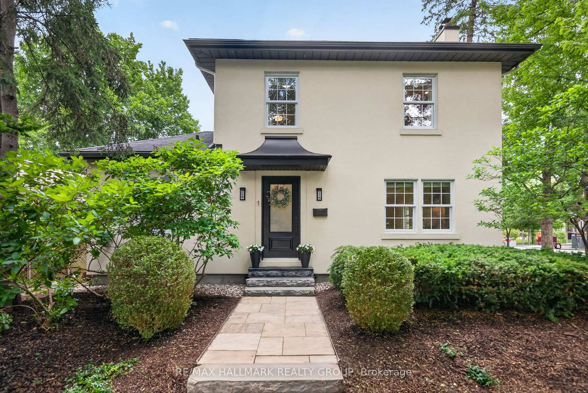 1 BEDFORD Crescent, Manor Park - Cardinal Glen and Area, ON K1K 0E3