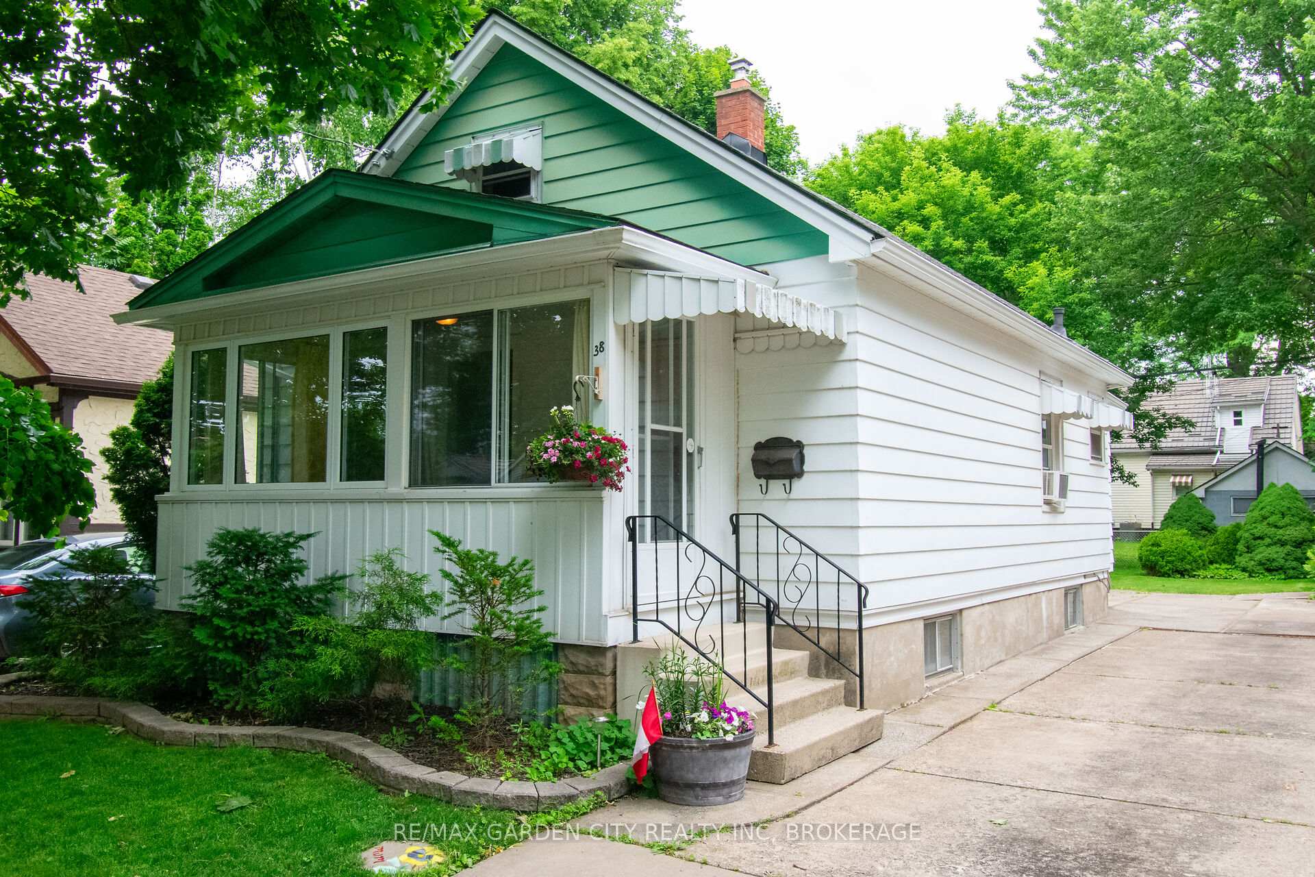 38 Mildred Avenue, St. Catharines, ON L2R 6J1