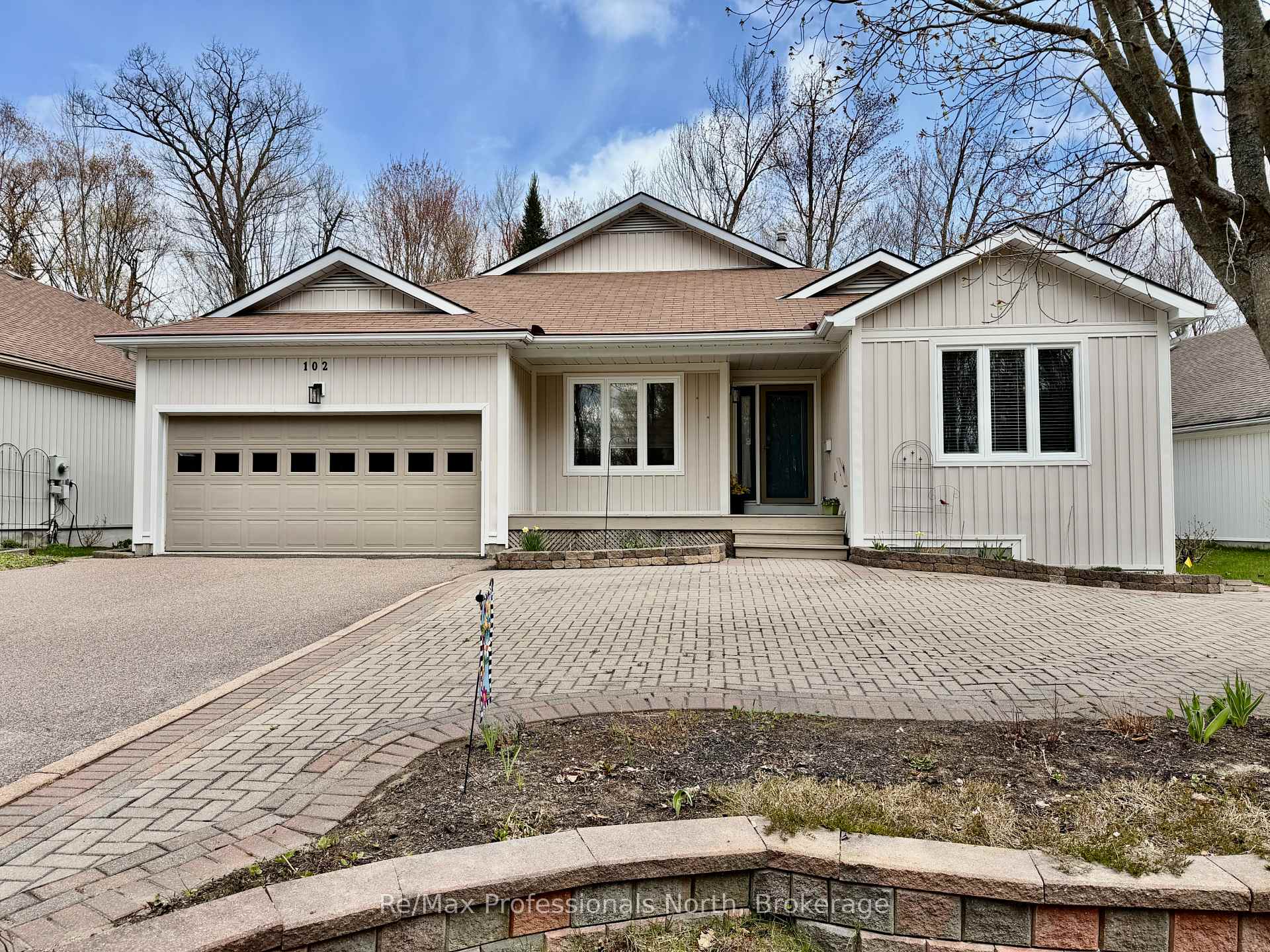102 PINERIDGE Gate, Gravenhurst, ON P1P 1Z2