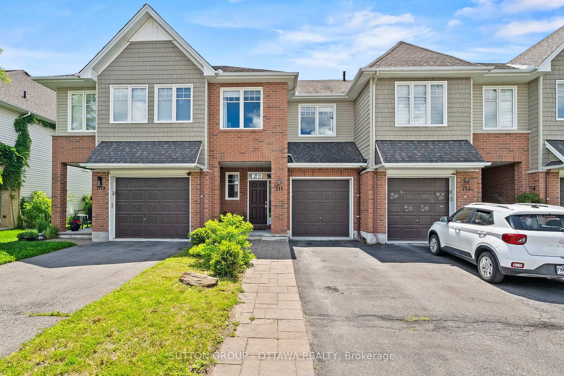711 Hazelnut Crescent, Blossom Park - Airport and Area, ON K1T 3T8