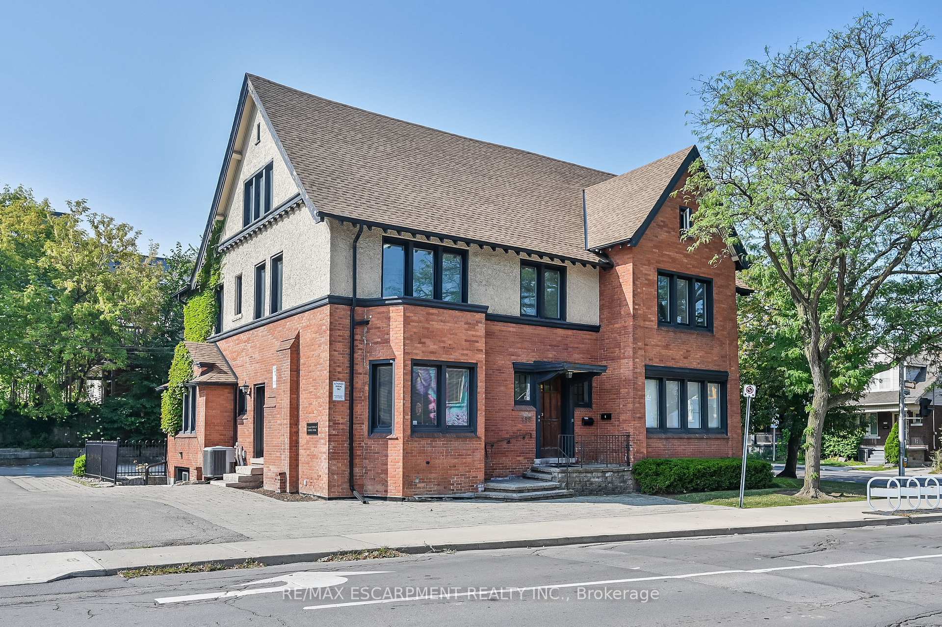 235 QUEEN Street S, Hamilton, ON L8P 3T1
