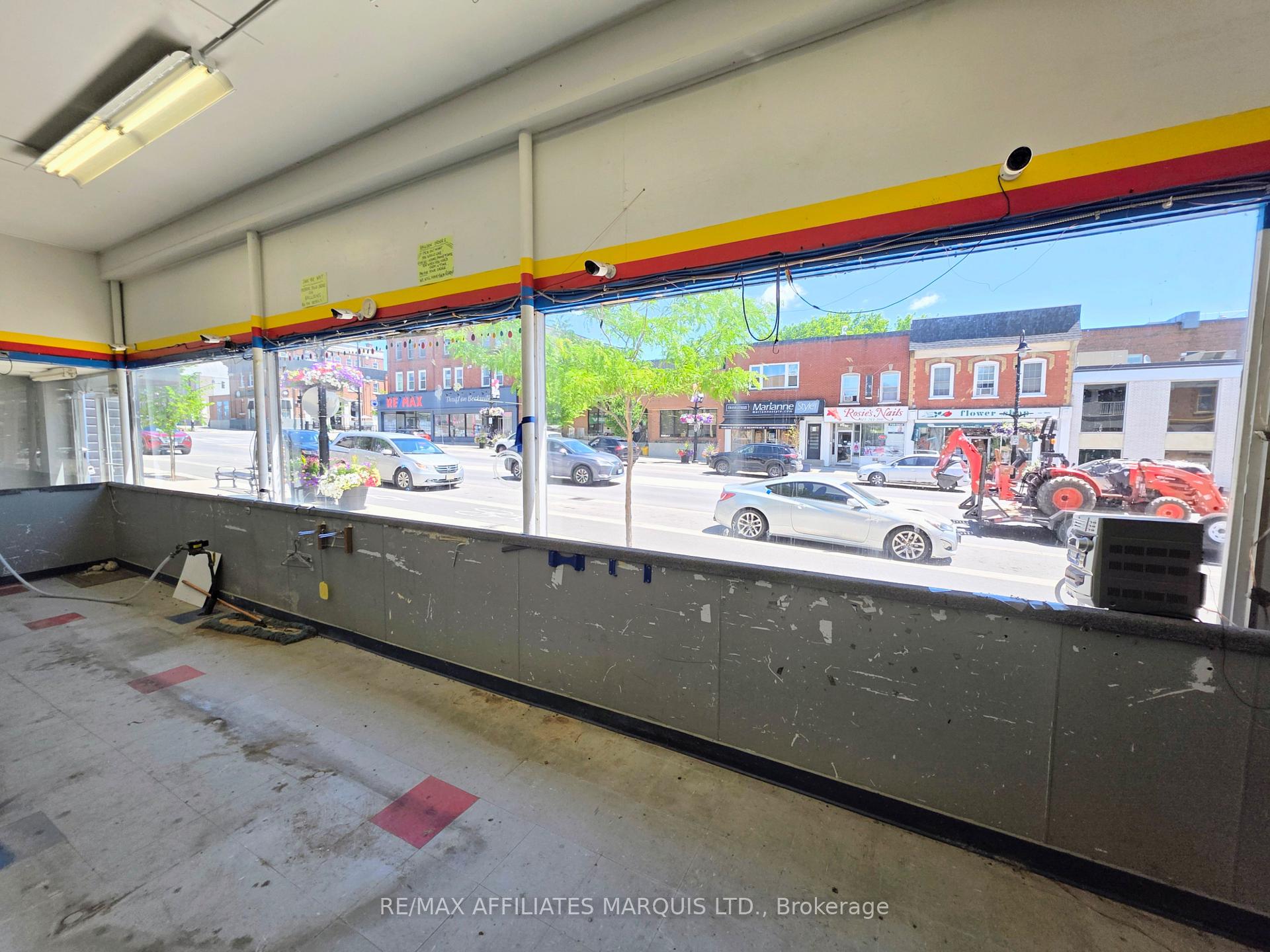 28 Beckwith Street N, Smiths Falls — photo 3 of 5
