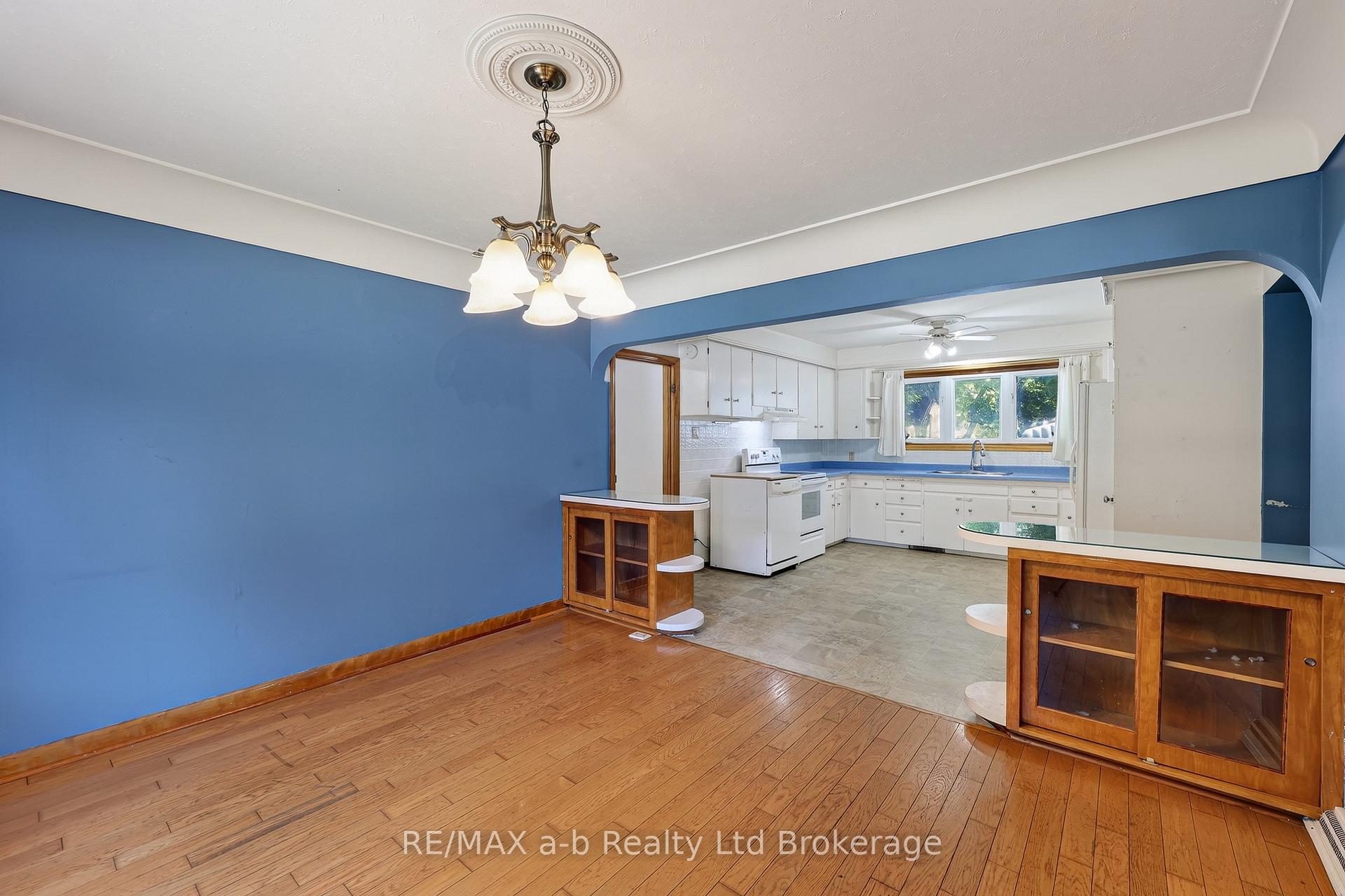 58 Victoria Street, Tillsonburg — photo 2 of 5