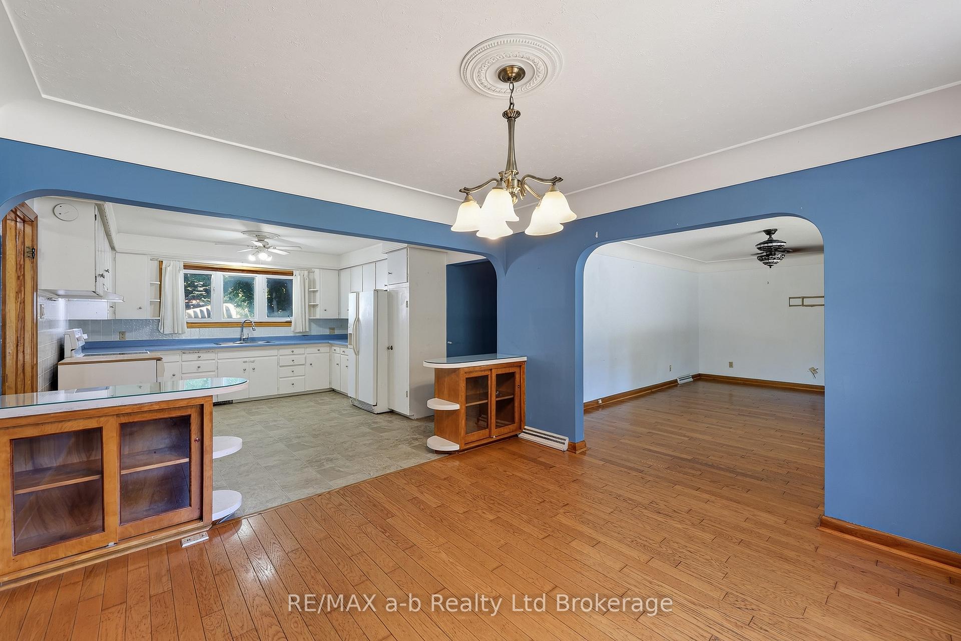 58 Victoria Street, Tillsonburg — photo 3 of 5