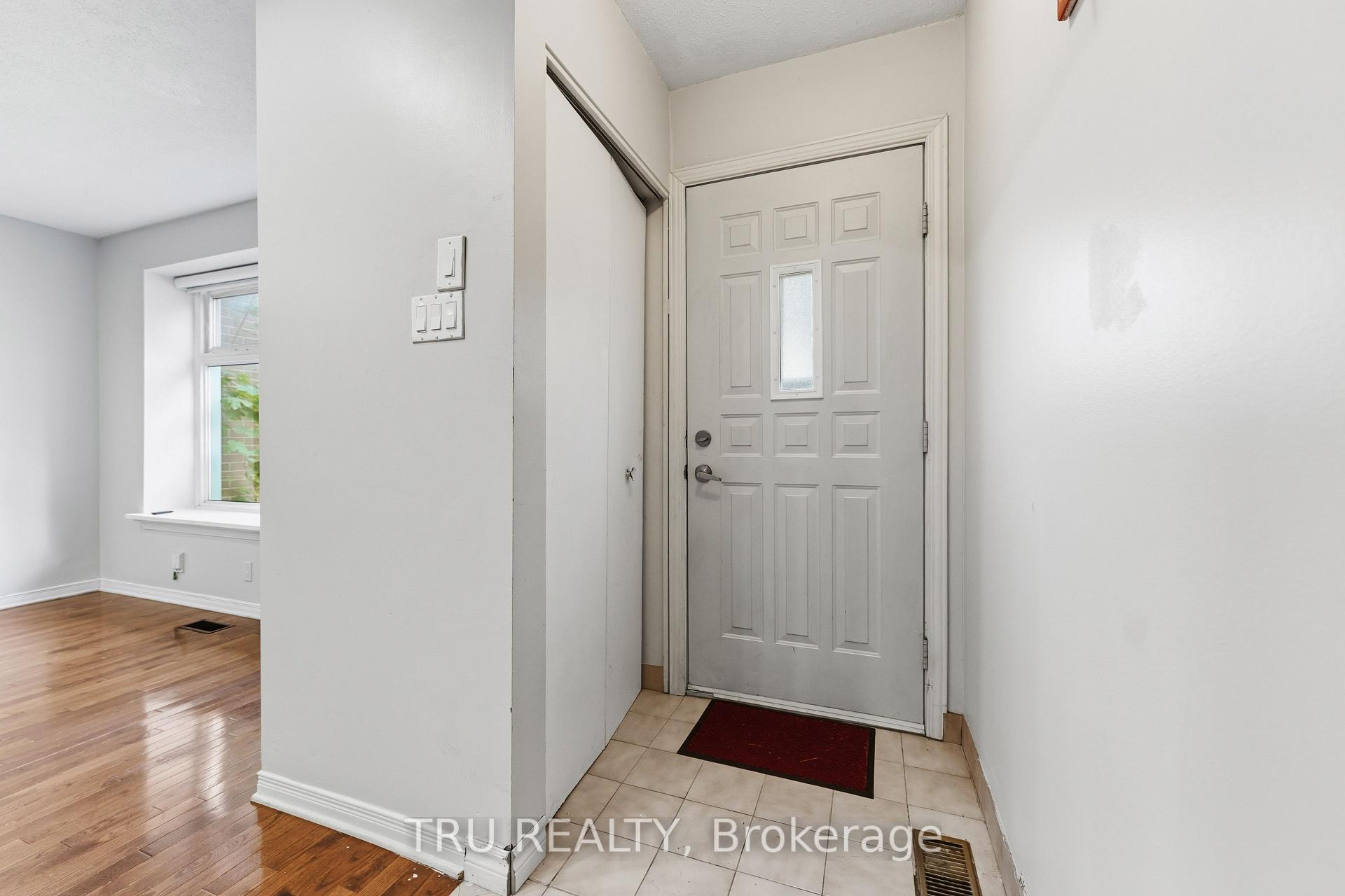 950 Meadowlands Drive, Mooneys Bay - Carleton Heights and Area — photo 2 of 5