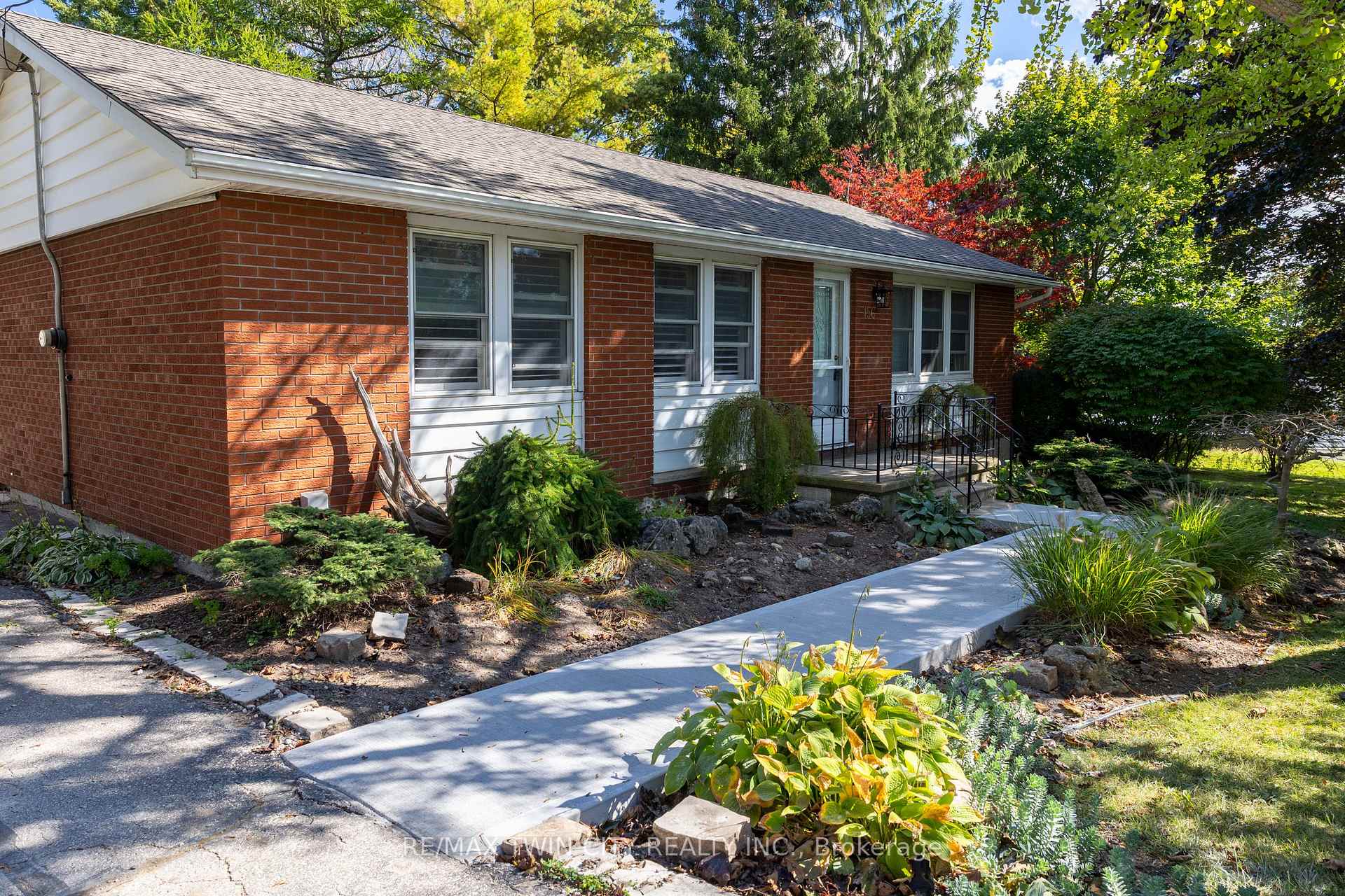 156 MUTUAL Street N, Ingersoll — photo 2 of 5