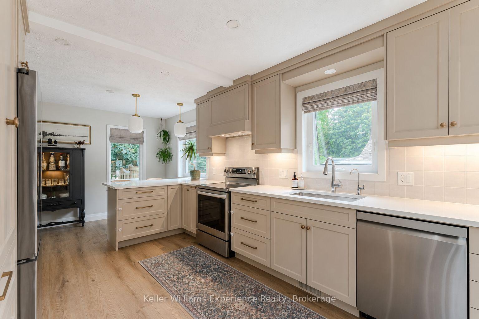 300 4th Avenue W, Owen Sound — photo 2 of 5