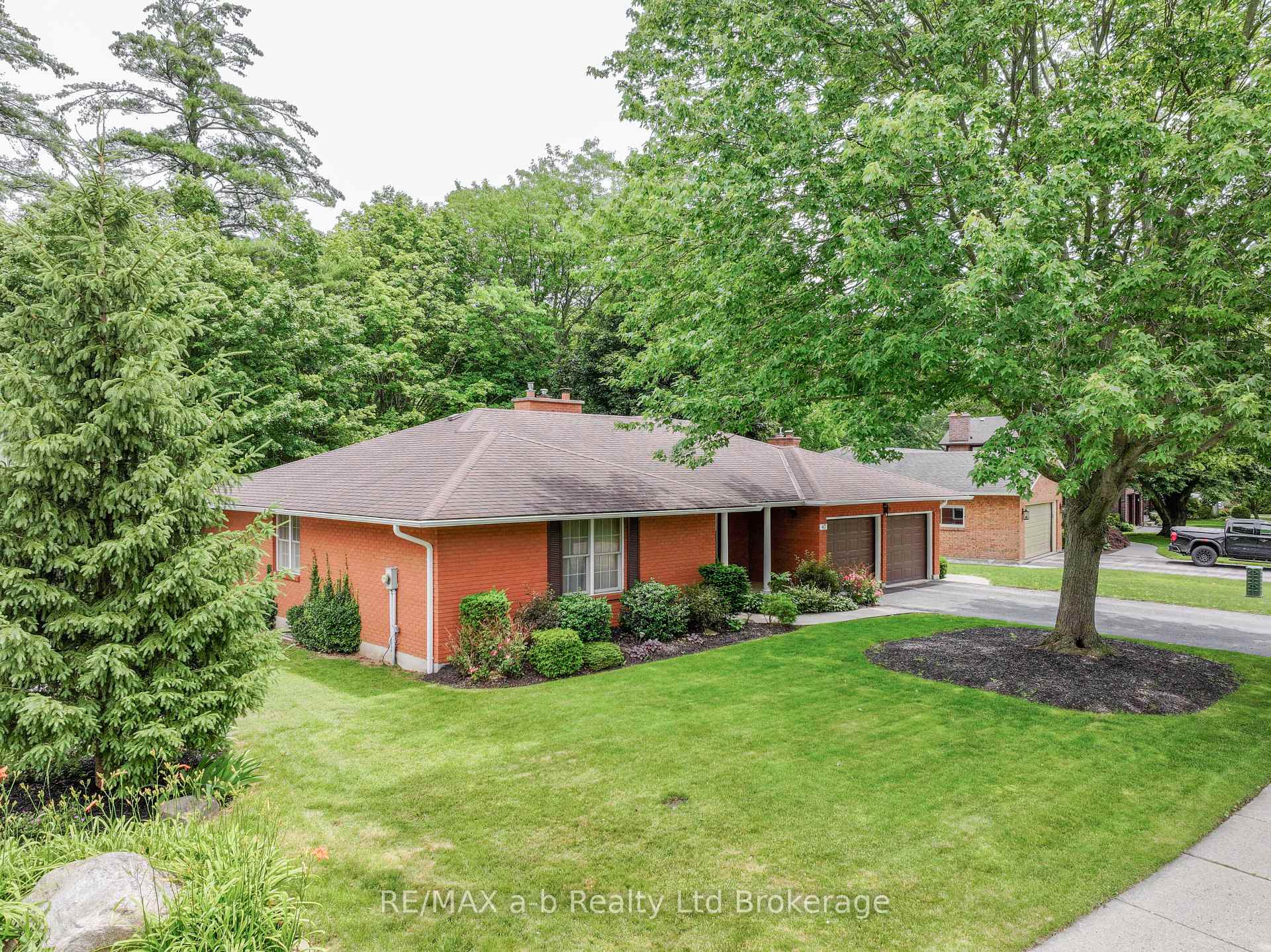 47 Allen Street, Tillsonburg — photo 2 of 5