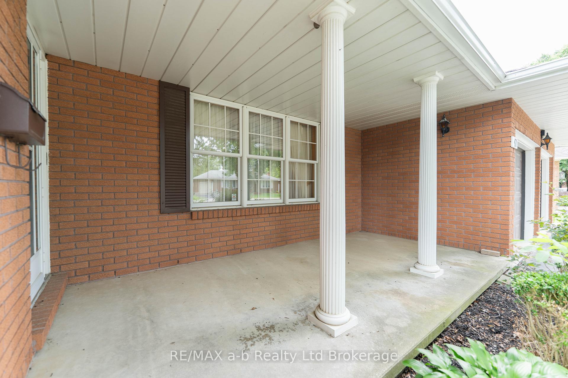 47 Allen Street, Tillsonburg — photo 4 of 5