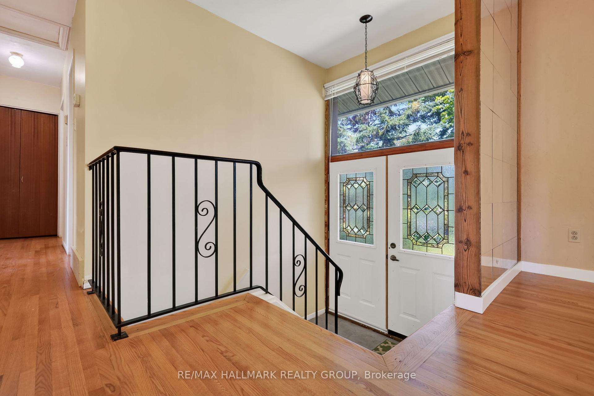 738 Stiles Crescent, Beacon Hill North - South and Area — photo 3 of 5