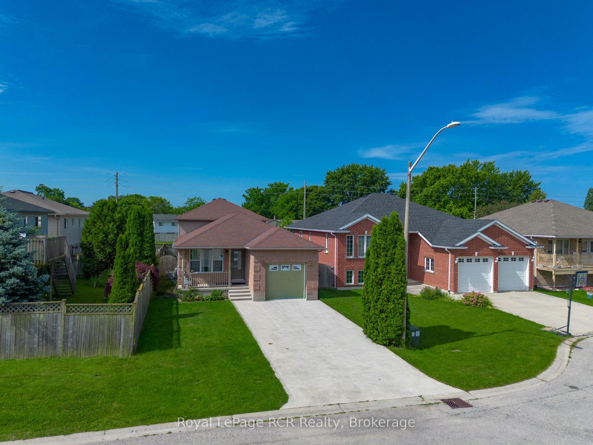 572 Scougall Court, Kincardine — photo 2 of 5