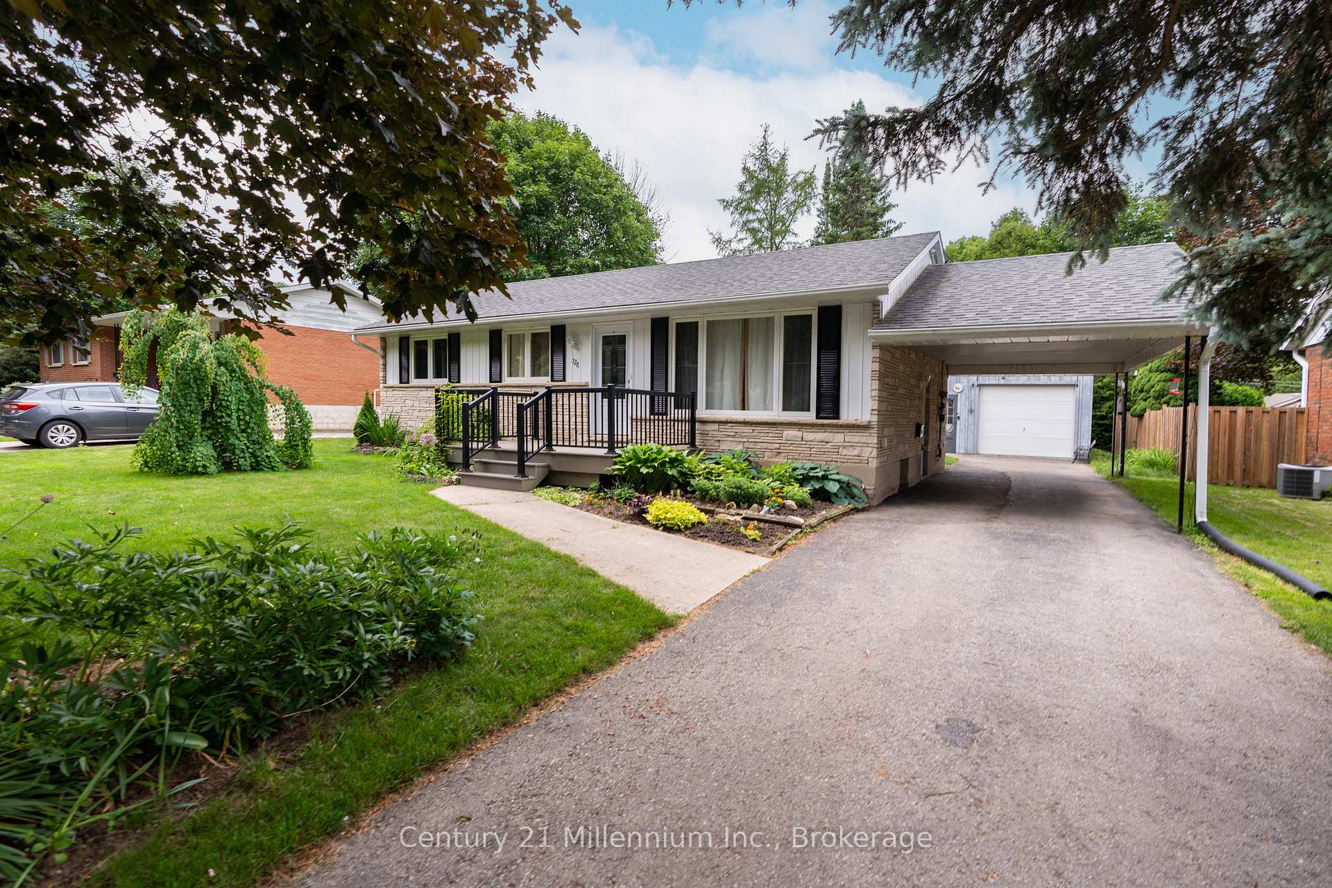 128 7th Avenue E, Owen Sound — photo 2 of 5