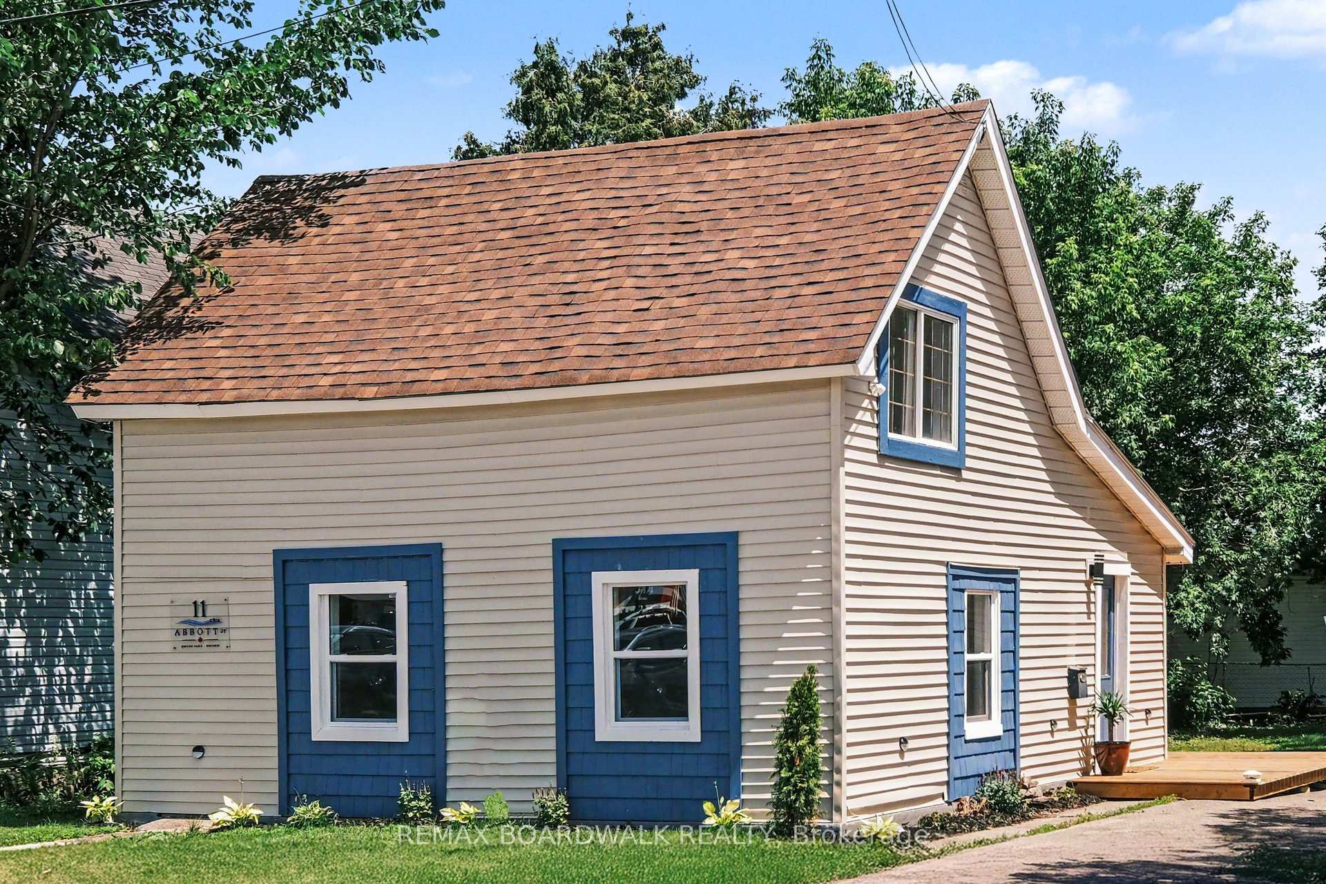 11 Abbott Street S, Smiths Falls — photo 2 of 5