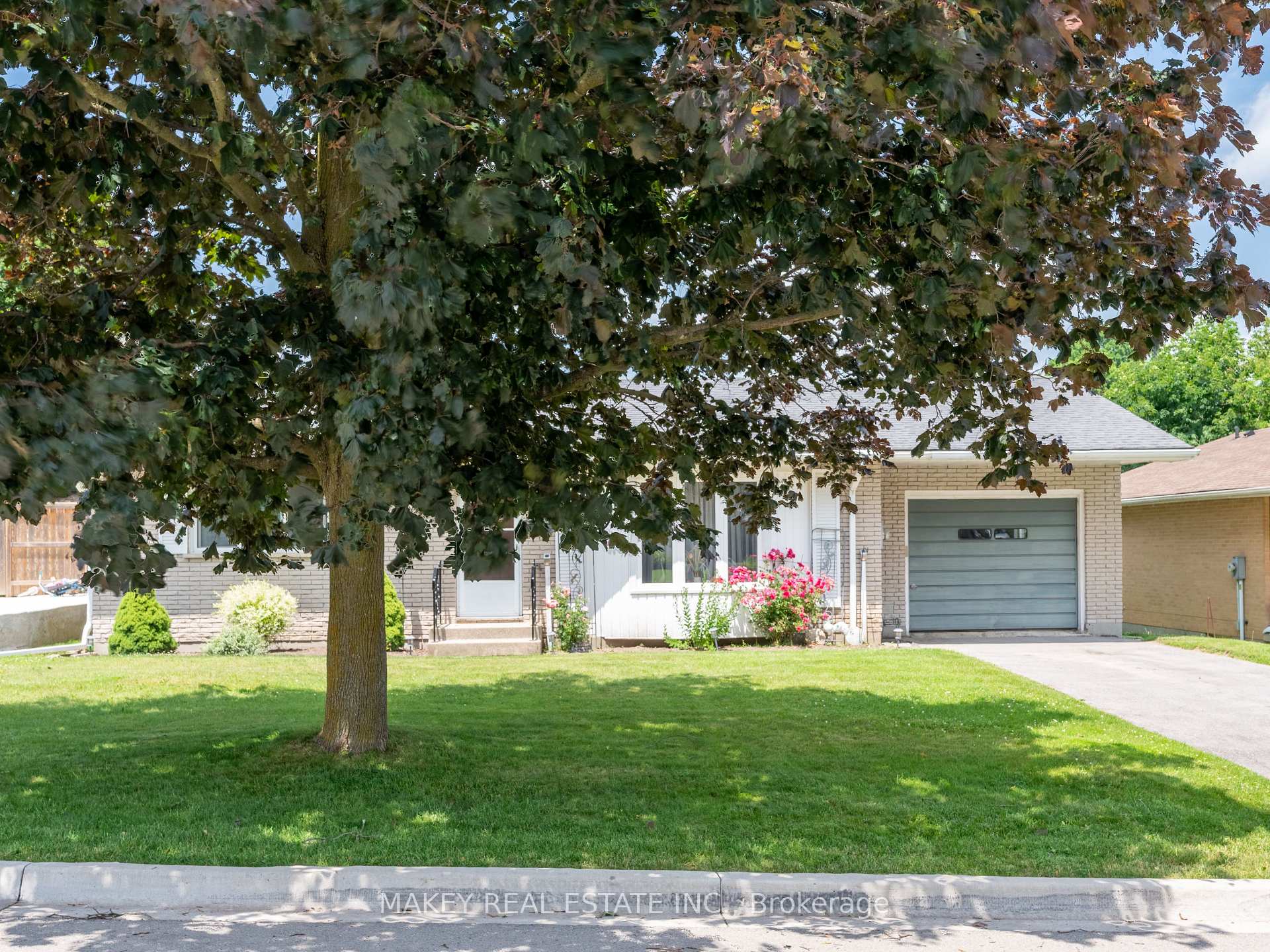 16 Fergusson Avenue, Ingersoll — photo 2 of 5