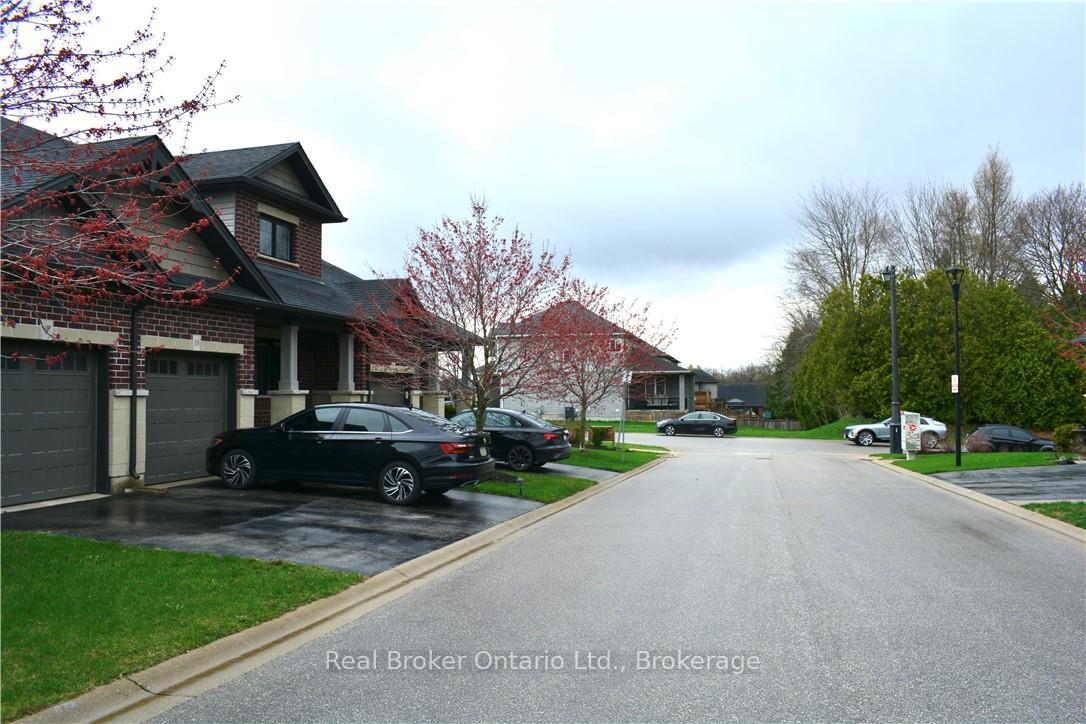 1 Chamberlain Avenue 9, Ingersoll — photo 2 of 5