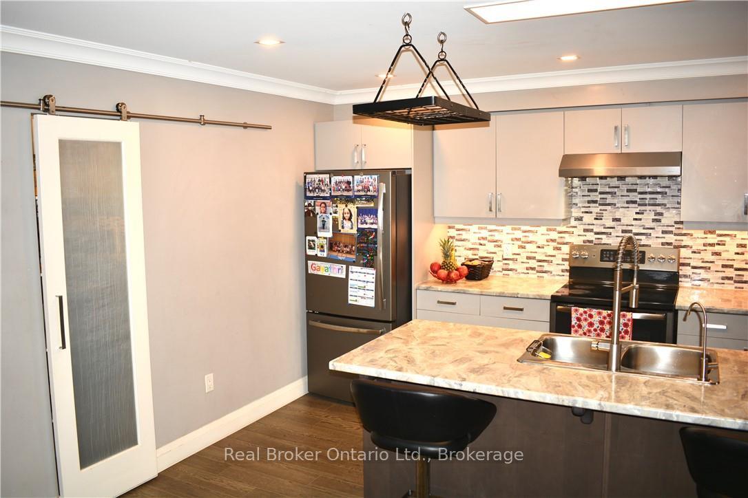 1 Chamberlain Avenue 9, Ingersoll — photo 3 of 5