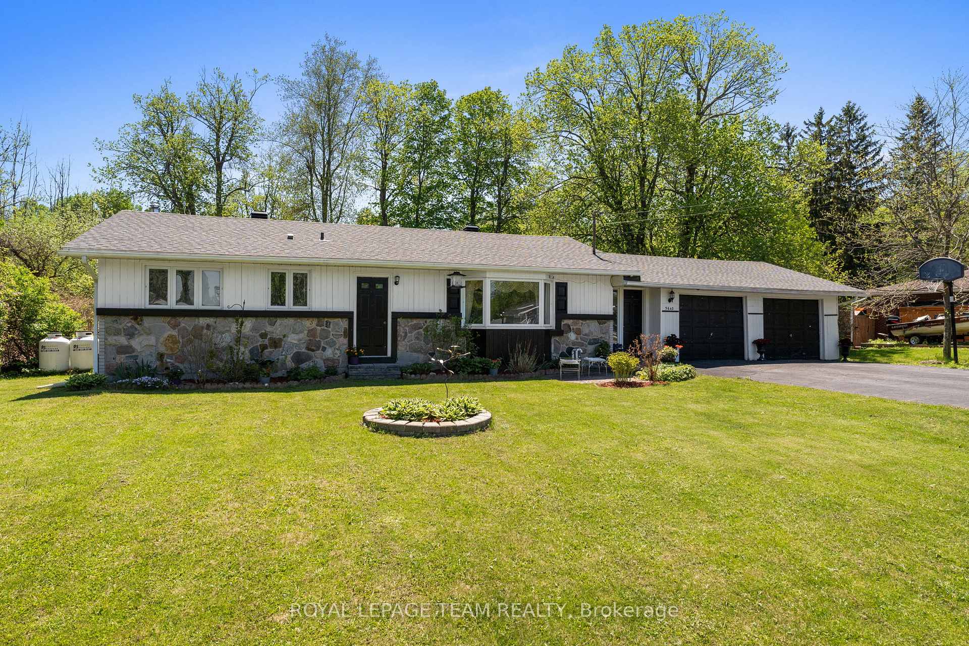 5643 Ficko Crescent, Blossom Park - Airport and Area — photo 2 of 5
