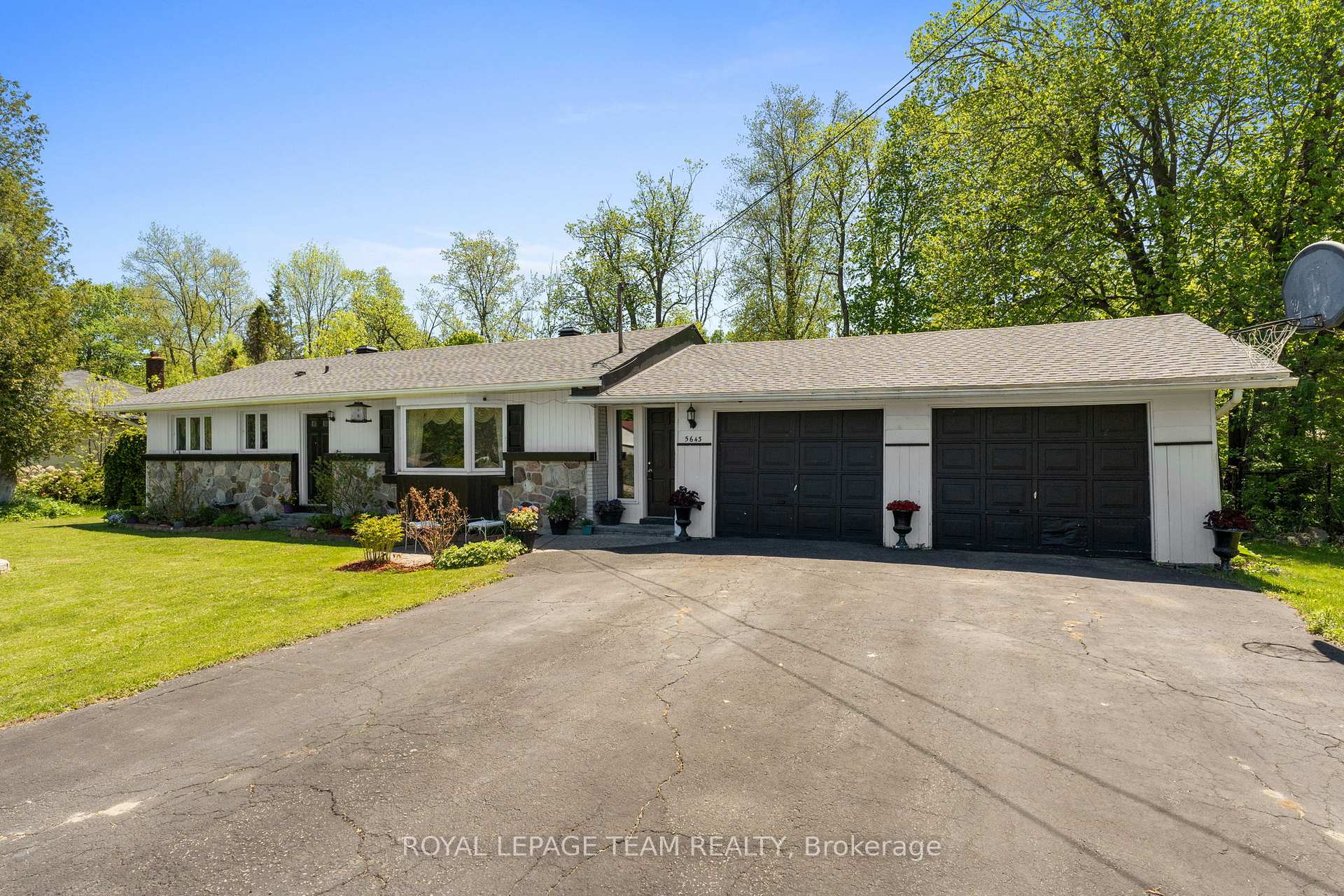 5643 Ficko Crescent, Blossom Park - Airport and Area — photo 3 of 5