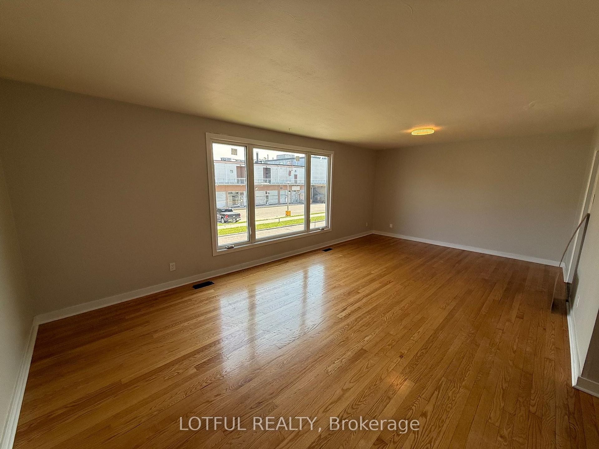 2647 Priscilla Street A, Britannia - Lincoln Heights and Area — photo 4 of 5