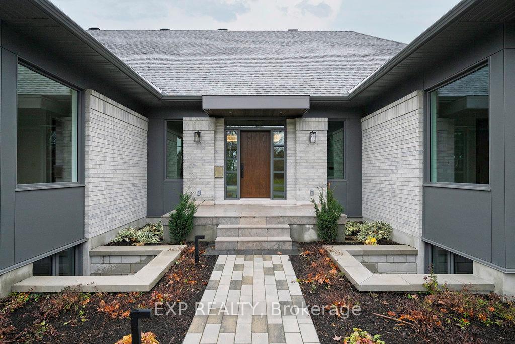 26 Clovelly Road W, Beacon Hill North - South and Area — photo 2 of 5