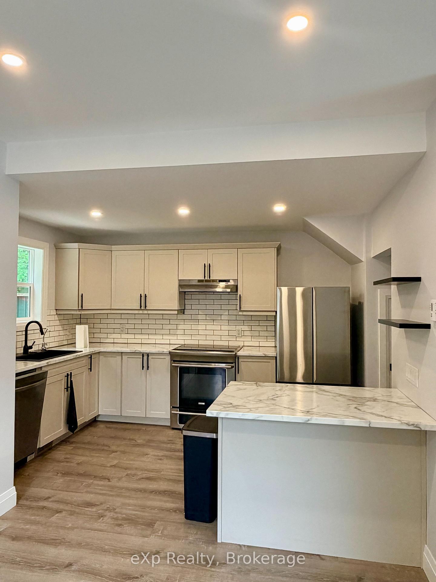 218 2nd Avenue E, Owen Sound — photo 4 of 5