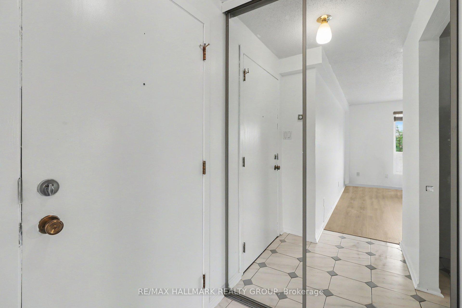 900 Elmsmere Road 8, Beacon Hill North - South and Area — photo 2 of 5