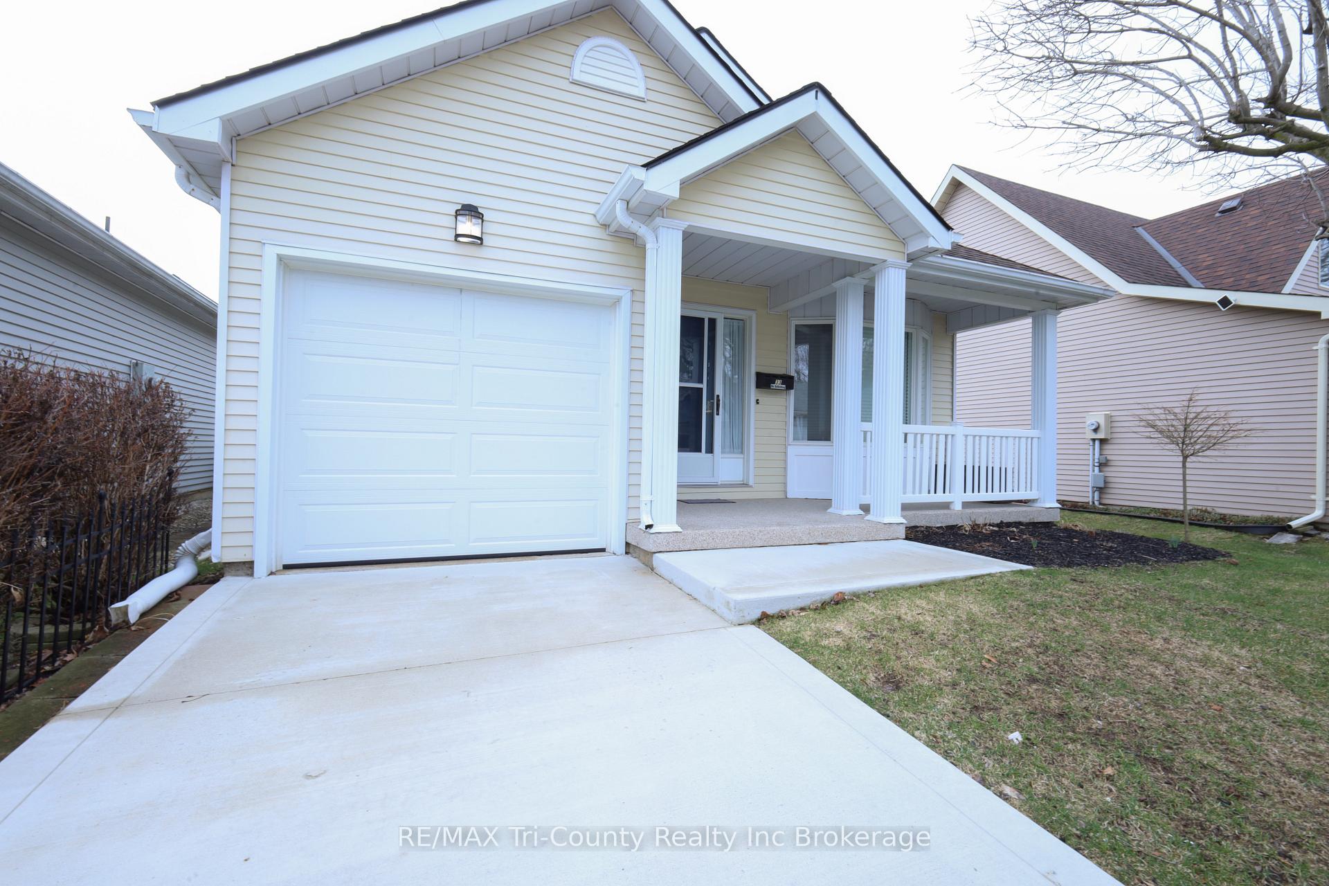 33 Wilkins Crescent, Tillsonburg — photo 2 of 5