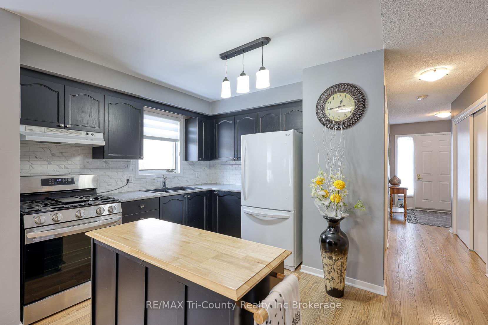 33 Wilkins Crescent, Tillsonburg — photo 3 of 5