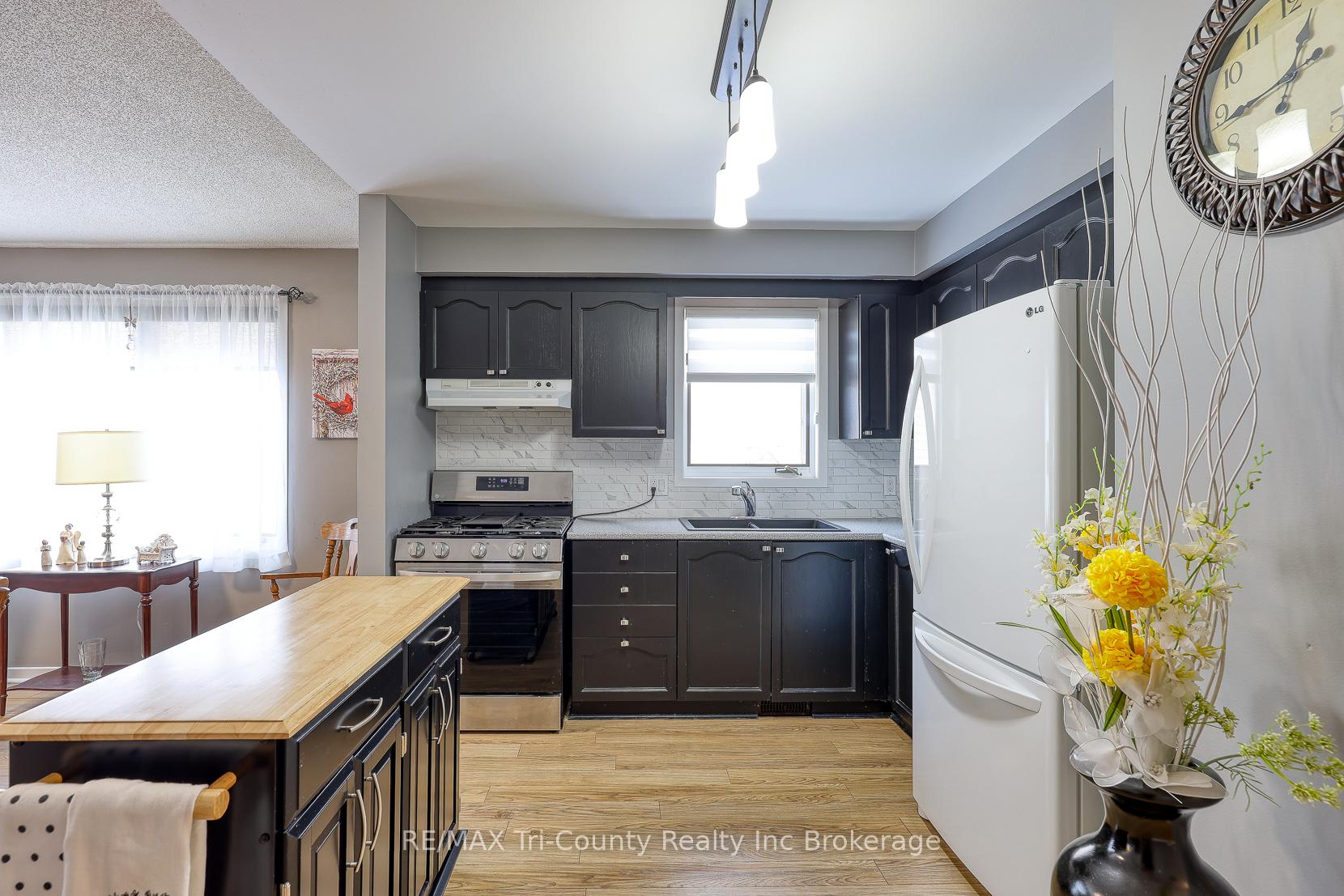 33 Wilkins Crescent, Tillsonburg — photo 4 of 5
