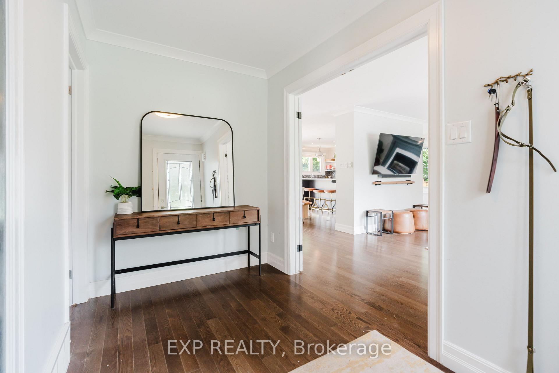 2136 Fillmore Crescent, Beacon Hill North - South and Area — photo 3 of 5