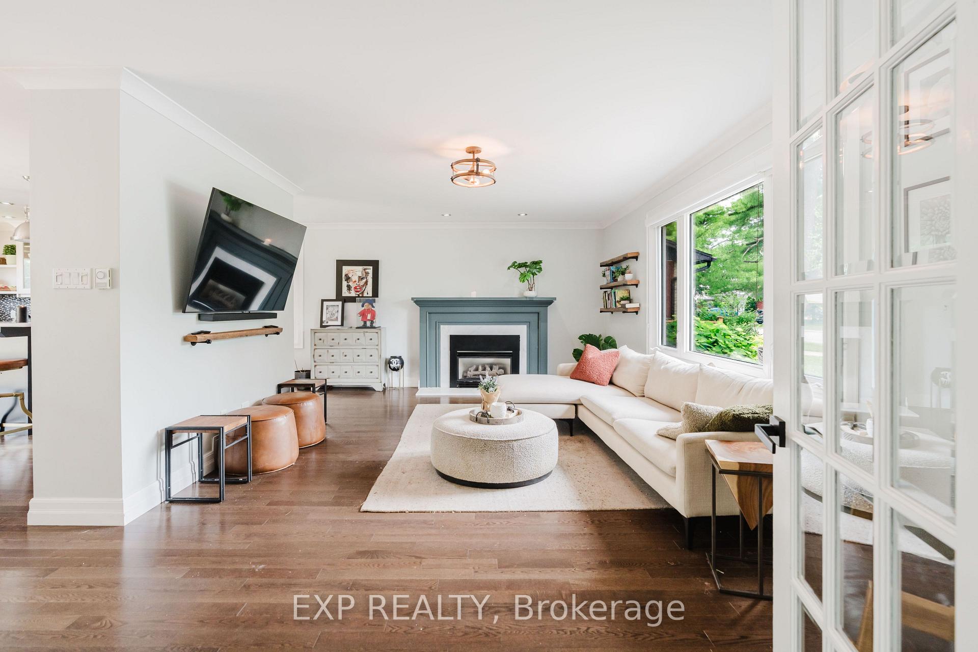 2136 Fillmore Crescent, Beacon Hill North - South and Area — photo 5 of 5