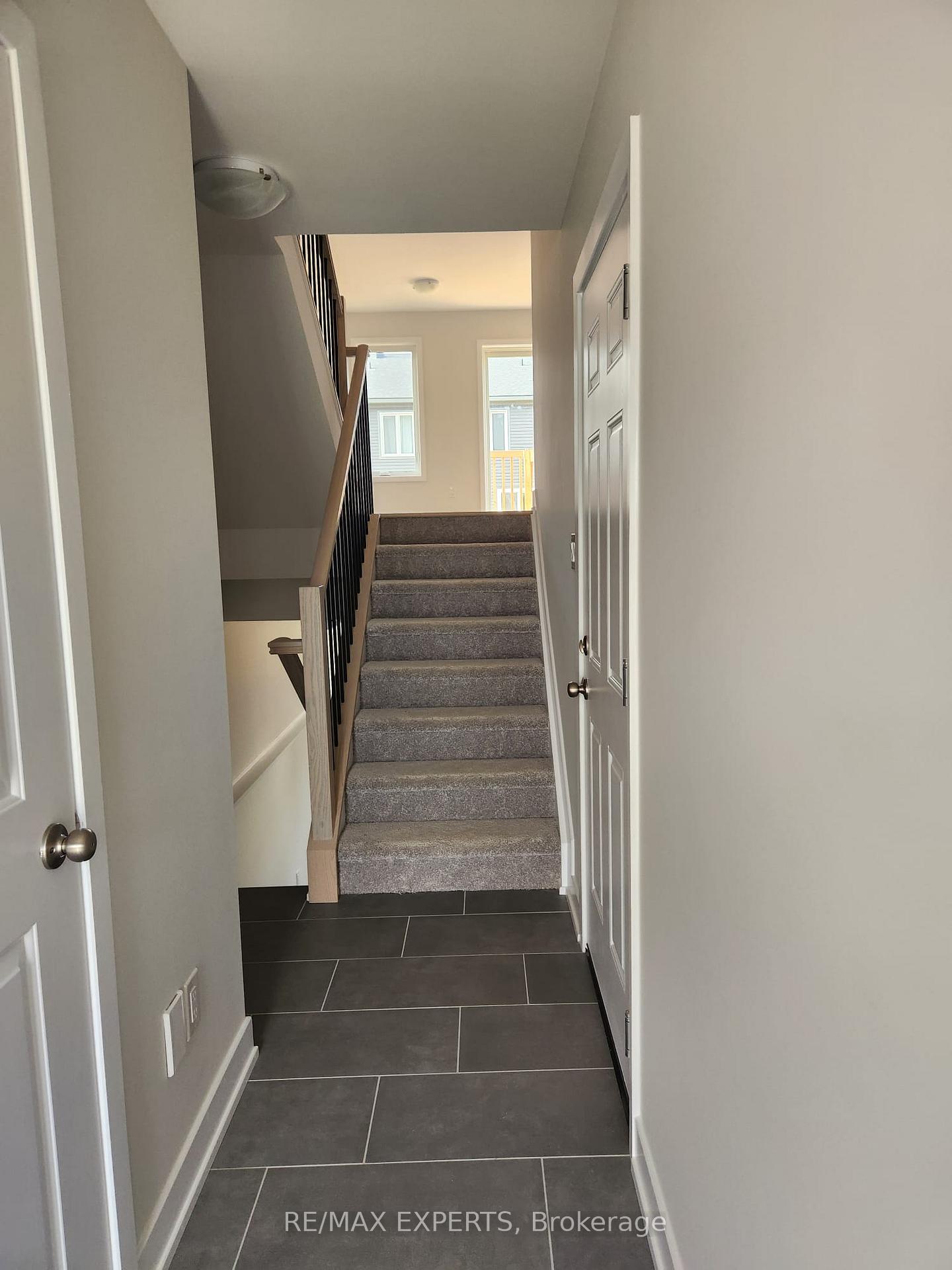 95 WHITCOMB Crescent E, Smiths Falls — photo 4 of 5