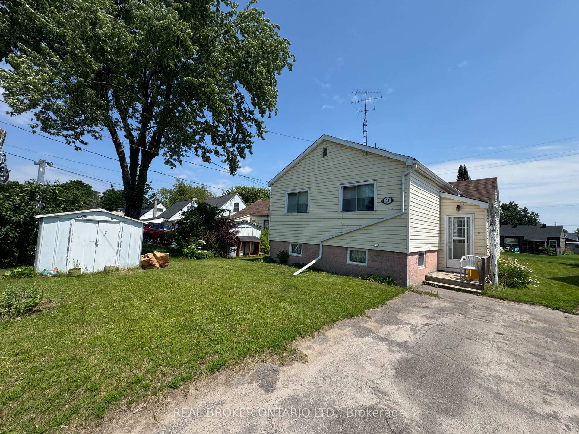 23 Churchill Crescent, Smiths Falls — photo 2 of 5