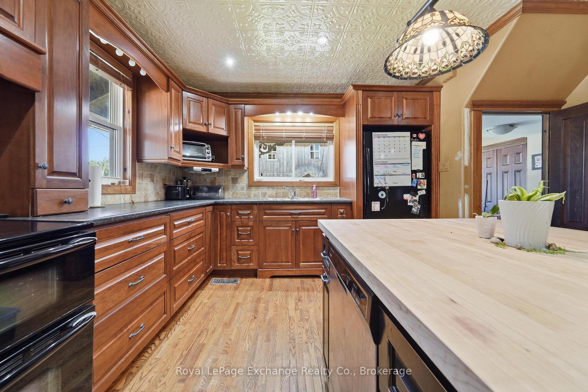 28 Wickham Street, Kincardine — photo 2 of 5