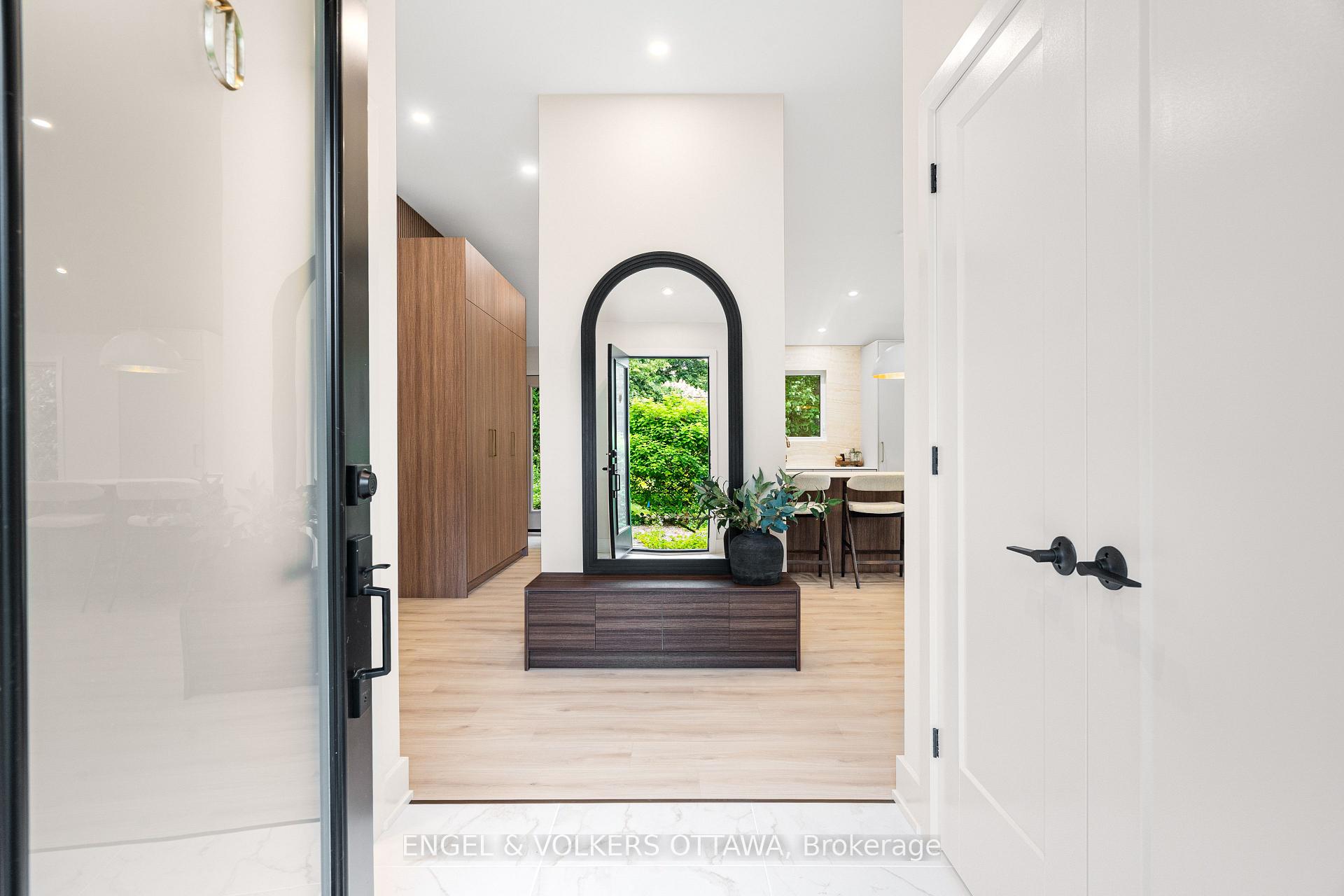 1 Amberly Place, Beacon Hill North - South and Area — photo 4 of 5