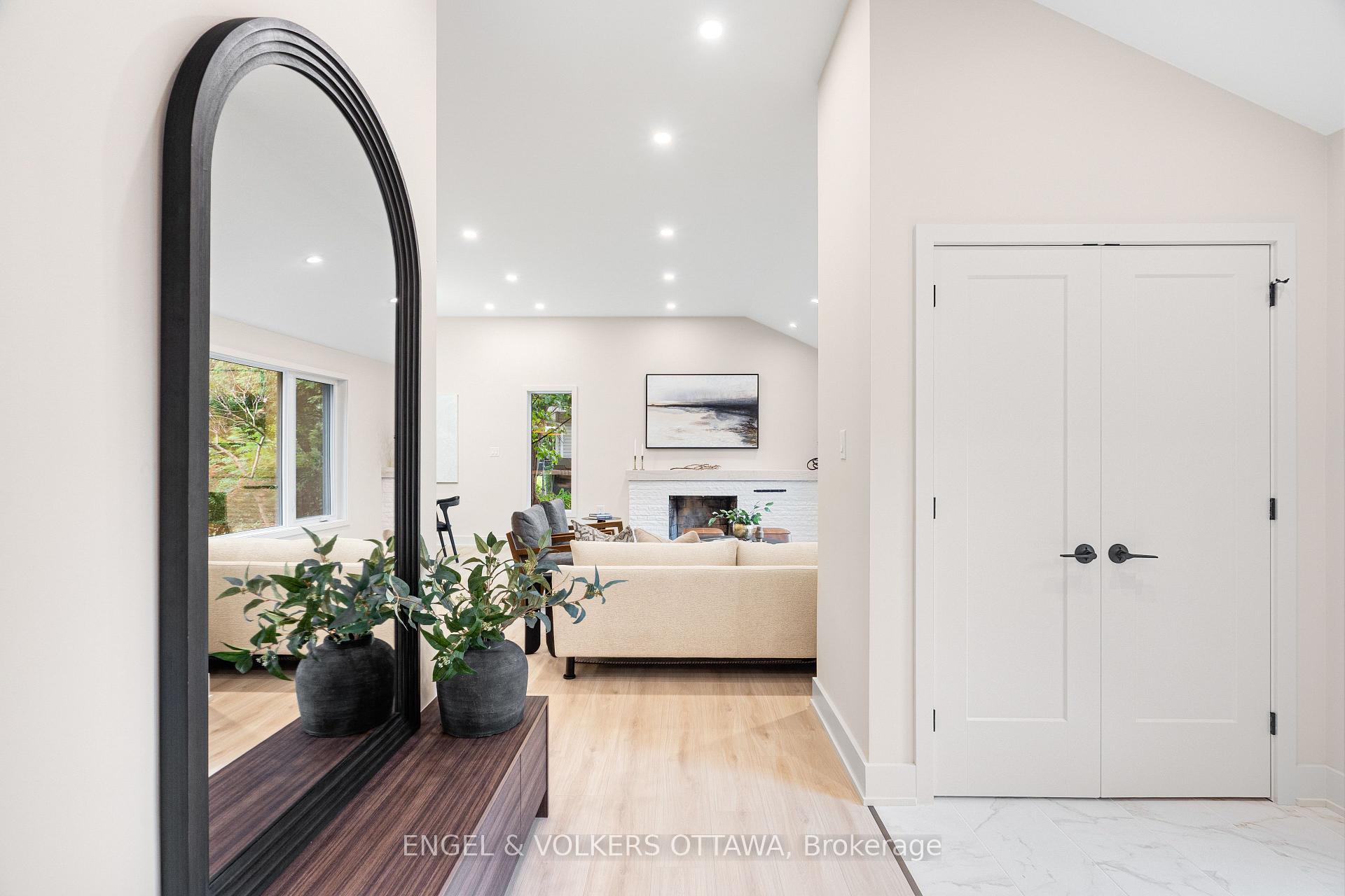 1 Amberly Place, Beacon Hill North - South and Area — photo 5 of 5