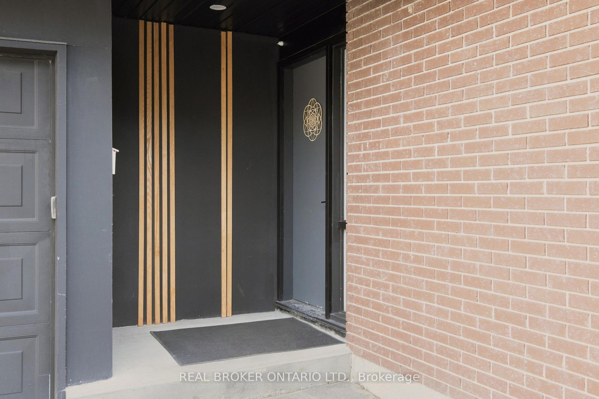 2021 Woodglen Crescent, Beacon Hill North - South and Area — photo 3 of 5