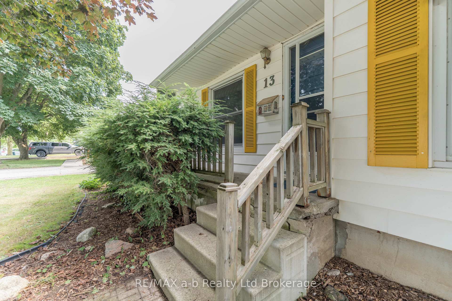 13 Parkside Drive, Tillsonburg — photo 2 of 5